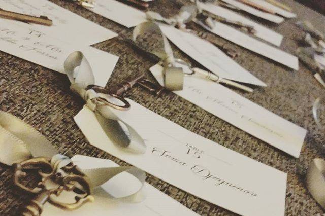 Escort cards with a vintage key attached.