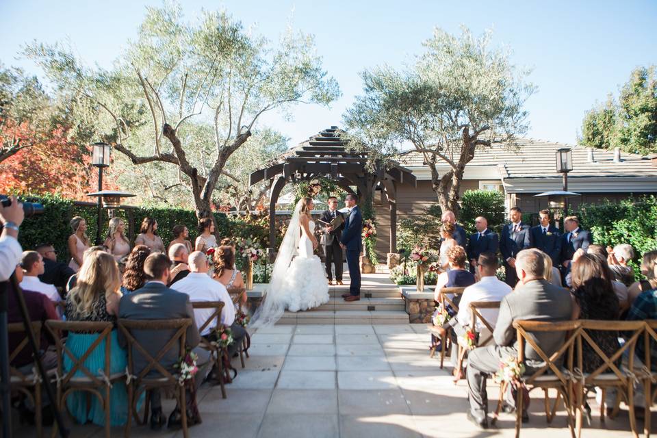 Table setting | Linens: La Tavola Photographer: Michelle Walker Florals: Beau Fleurs Venue: Hotel Yountville