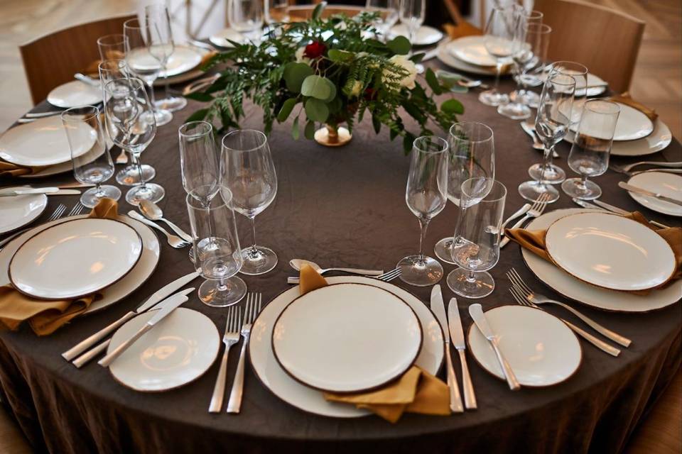 Design by Modern Vintage EventsBanquet place setting (linen rentals by Liberty Party Rental, flowers by Rosebuds East)