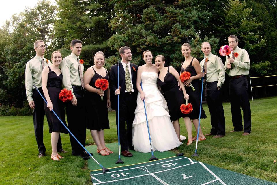 Couple with bridesmaids and groomsmen