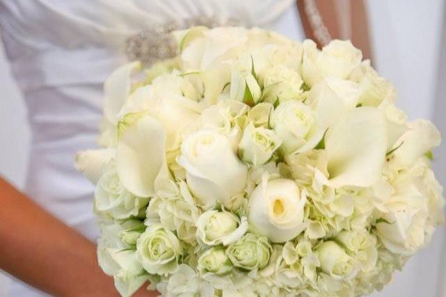 White bouquet of roses