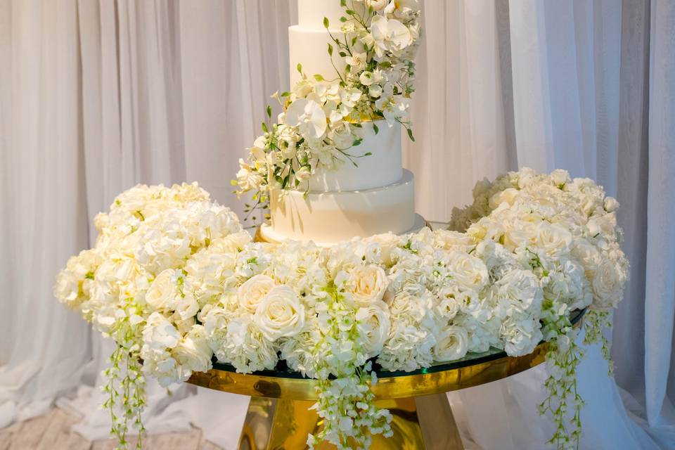 Cakes by Lynzie - Loved this wedding cake with gold leaf detail and  beautiful flowers from @boutiquebloomsdublin #weddingcake #weddingsireland  #wedding #goldleaf