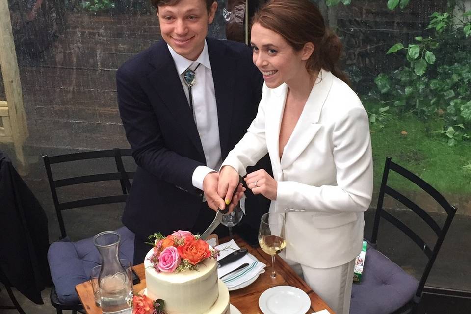 Slicing the wedding cake