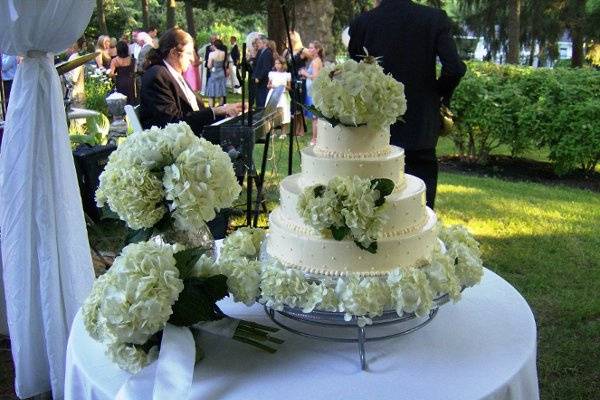 Bumble Bee Wedding Cake