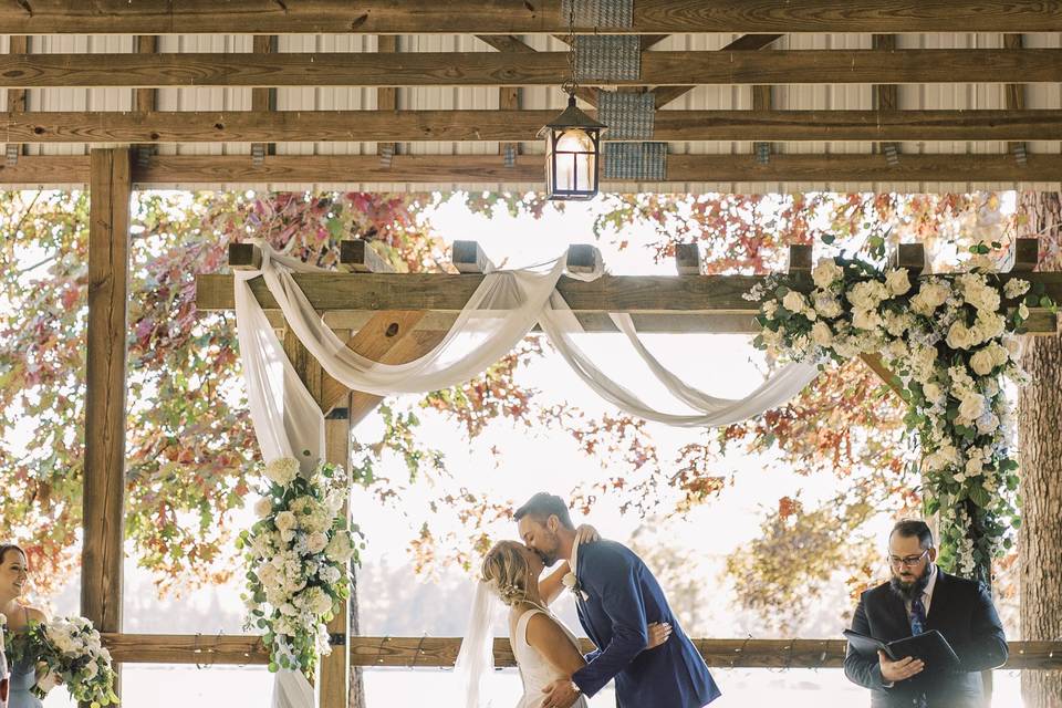 Newlywed kiss - Kevyn Dixon Photography