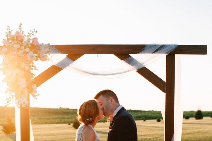 A kiss at the arch