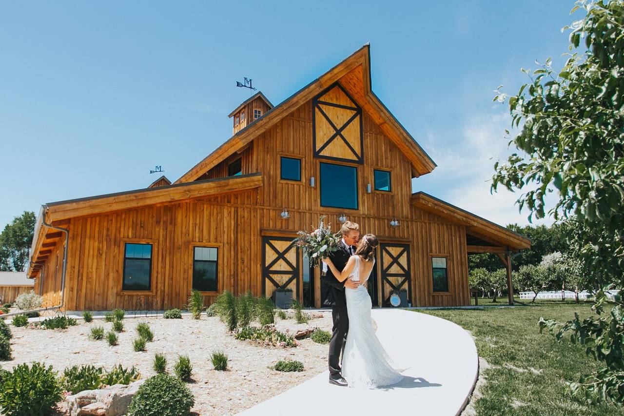 Sioux Falls Barn & Farm Weddings Reviews for 17 SD Venues