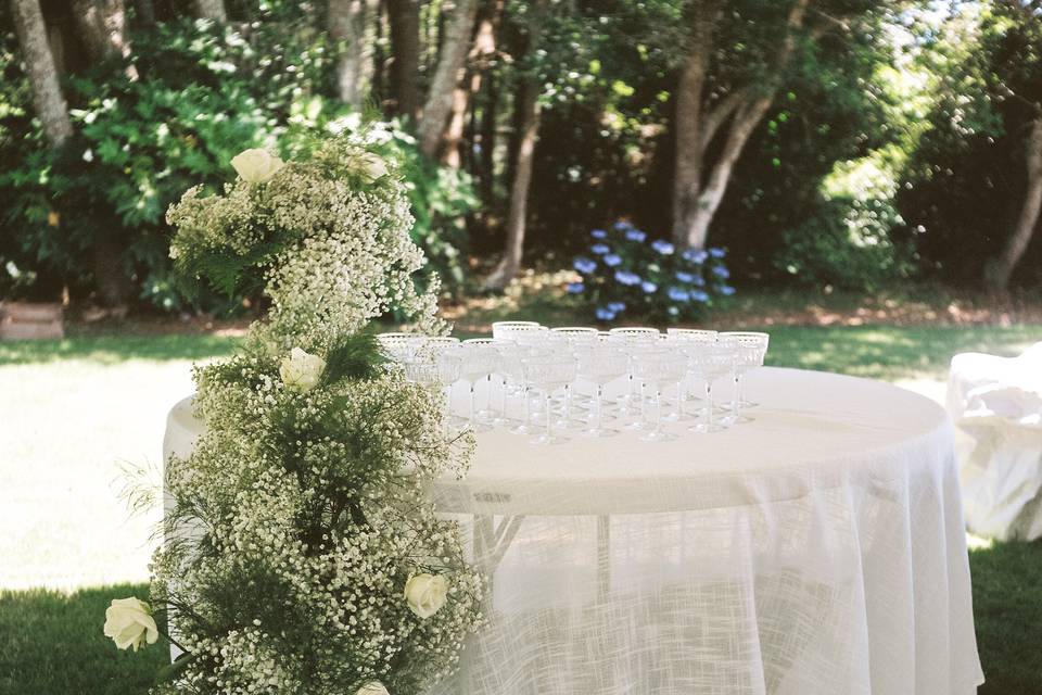 Champagne table garland