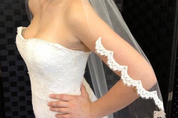 Scalloped veil