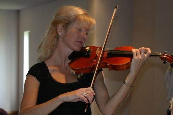 Sarah Nelson on Violin. Plays in a Violin Duo, Piano-Violin Duo, String Trio, and String Quartet.