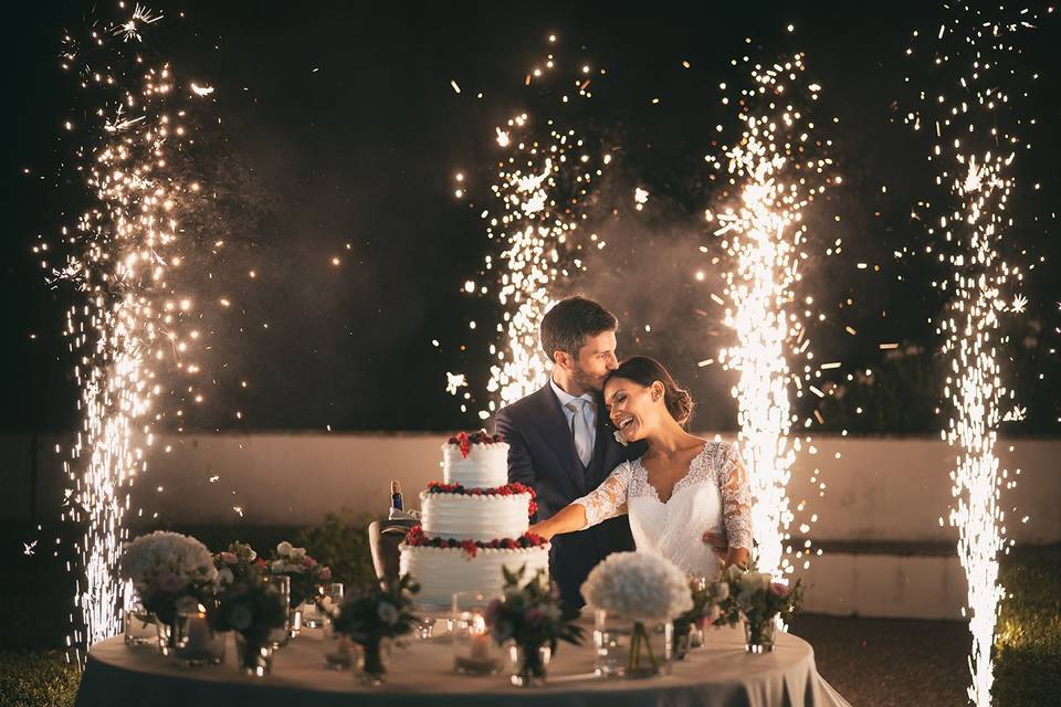 Cutting cake