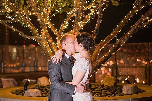 Couple kiss - sara sidwell photography