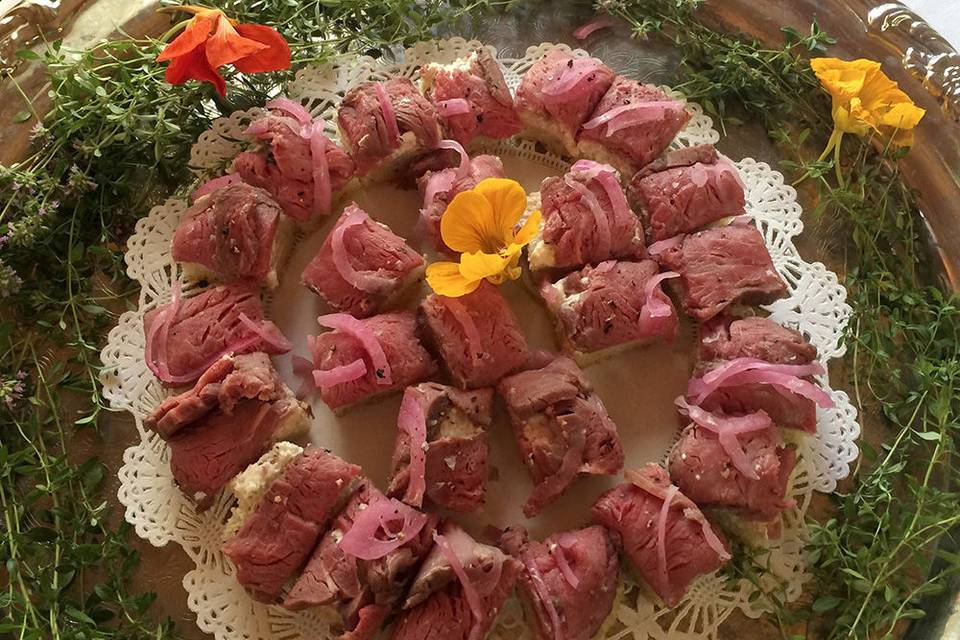 Roast beef and red onion hors d'oeuvres