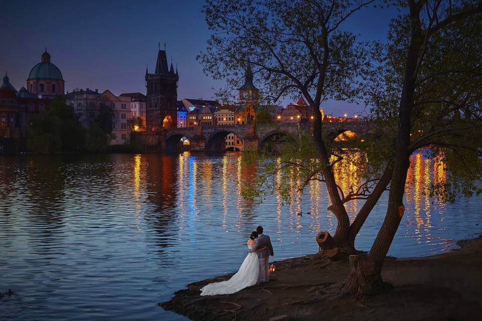 Romantic night time wedding photography in Prague