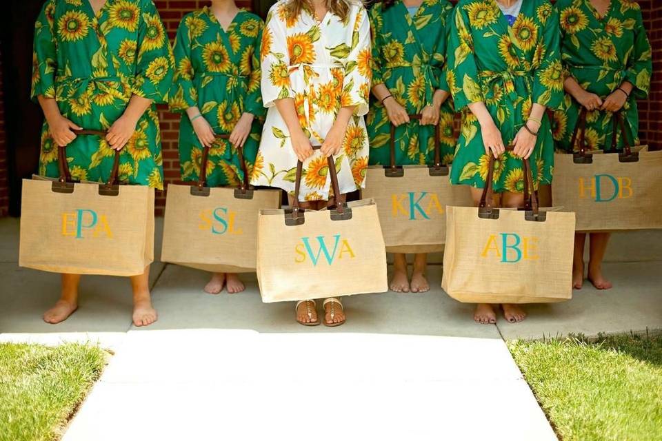Teal Sunflower Robes for bridesmaids | Getting Ready Bridal Robes
$25
Sunflower themed robes for getting ready on the big day - a memorable gift for your bridesmaids. These robes are in 