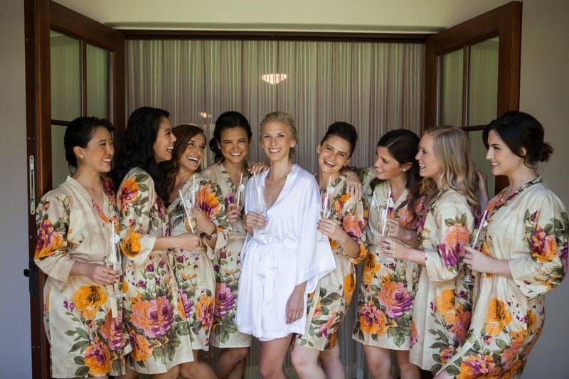 Cream Large Floral Blossom Robes for bridesmaids | Getting Ready Bridal Robes
$25
Floral robes for getting ready on the big day - a memorable gift for your bridesmaids. These robes are in 