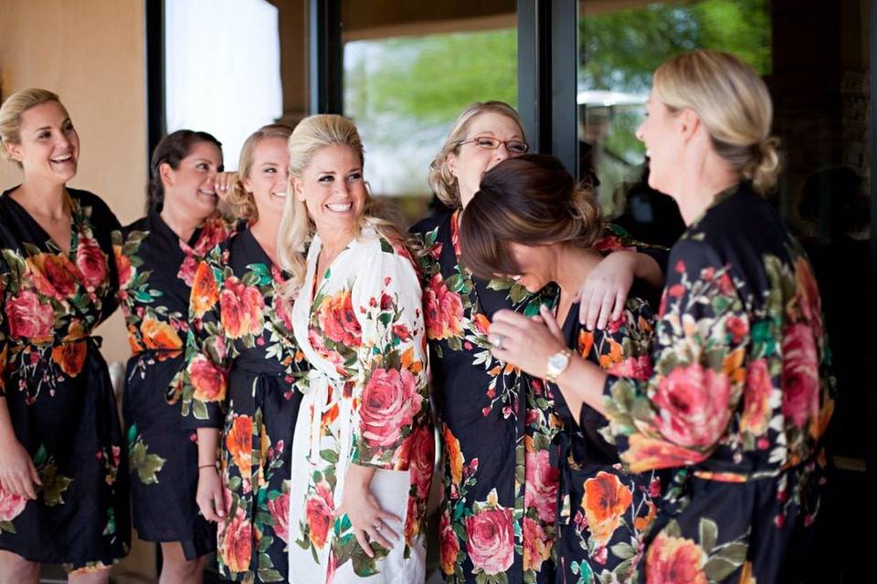 Black Large Floral Blossom Robes for bridesmaids | Getting Ready Bridal Robes
$25
Floral robes for getting ready on the big day - a memorable gift for your bridesmaids. These robes are in 
