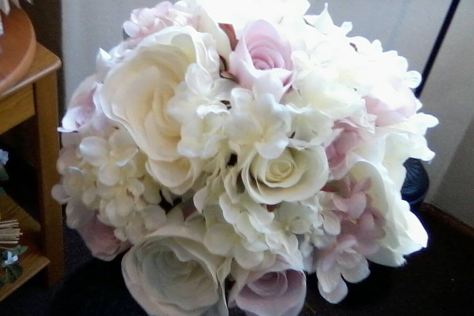 White and pink tone bouquet