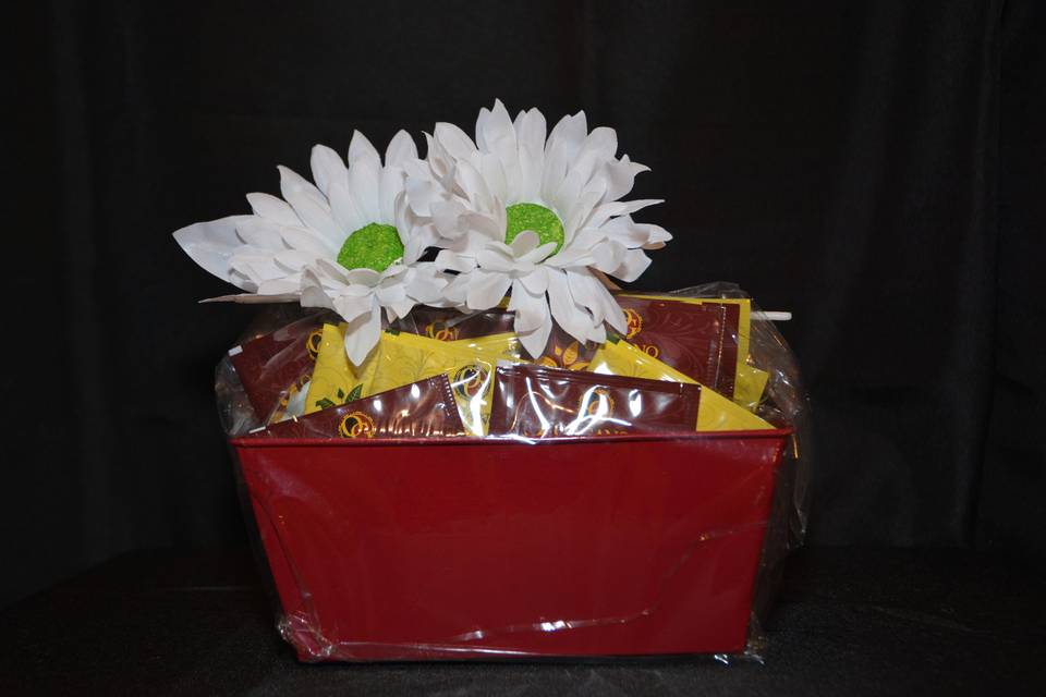 Gift basket with red and green tea