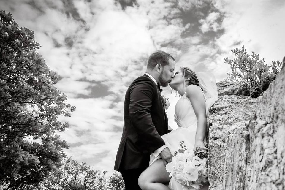 Couple kissing in black and white - Russell's Photography Studio