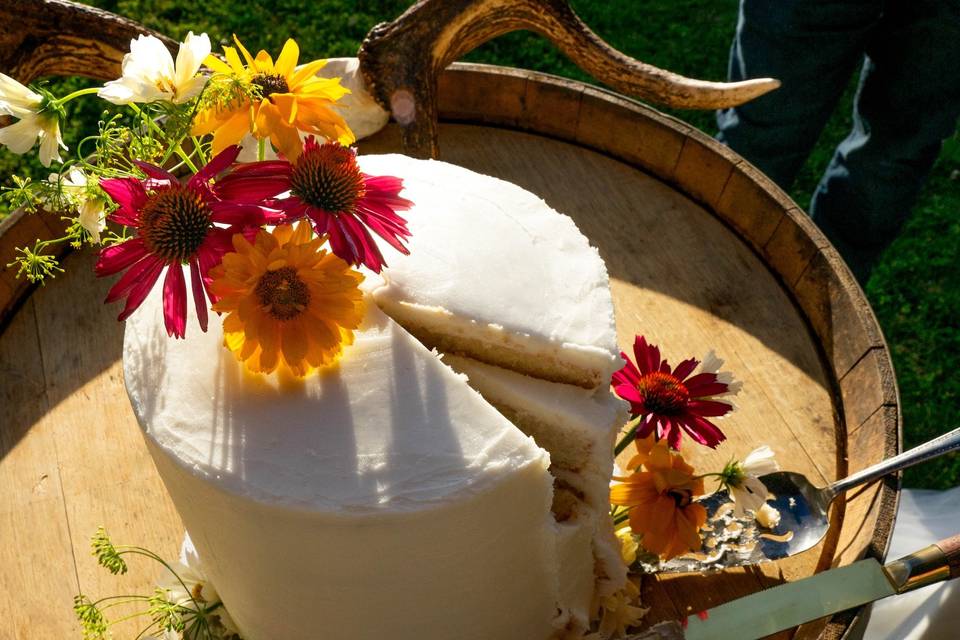 Wedding cake with fresh floral
