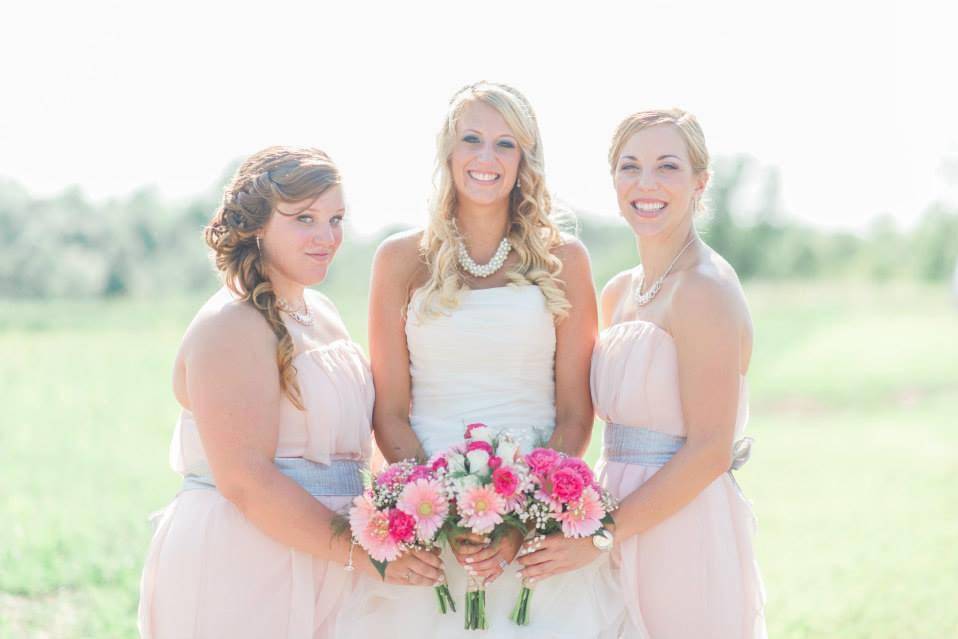 Bride between her bridesmaids