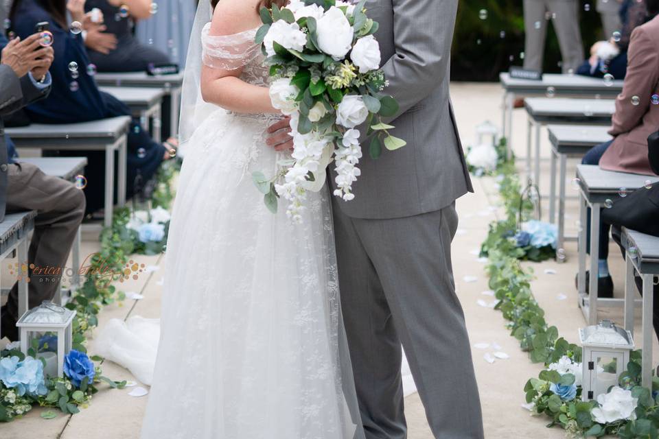 Aisle kiss