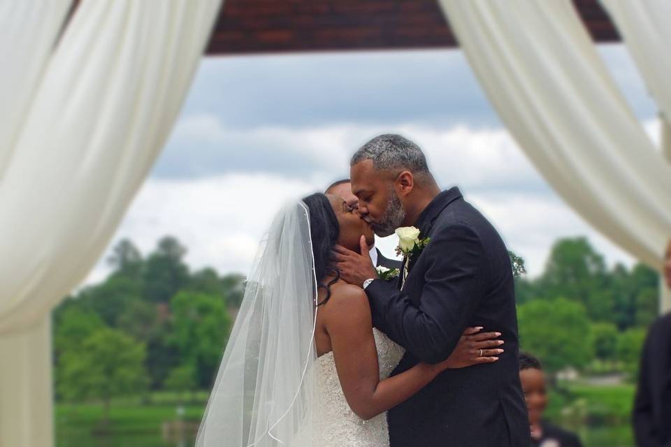 Wedding kiss | Coria RVA Photography