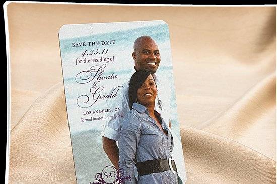 A fun and functional way to let your guests save-the-date. Full color, rounded edge magnet is an elegant photo reminder.