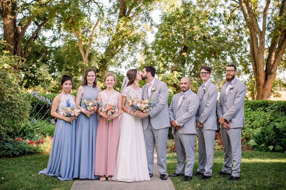 Newlyweds, bridesmaids, and groomsmen