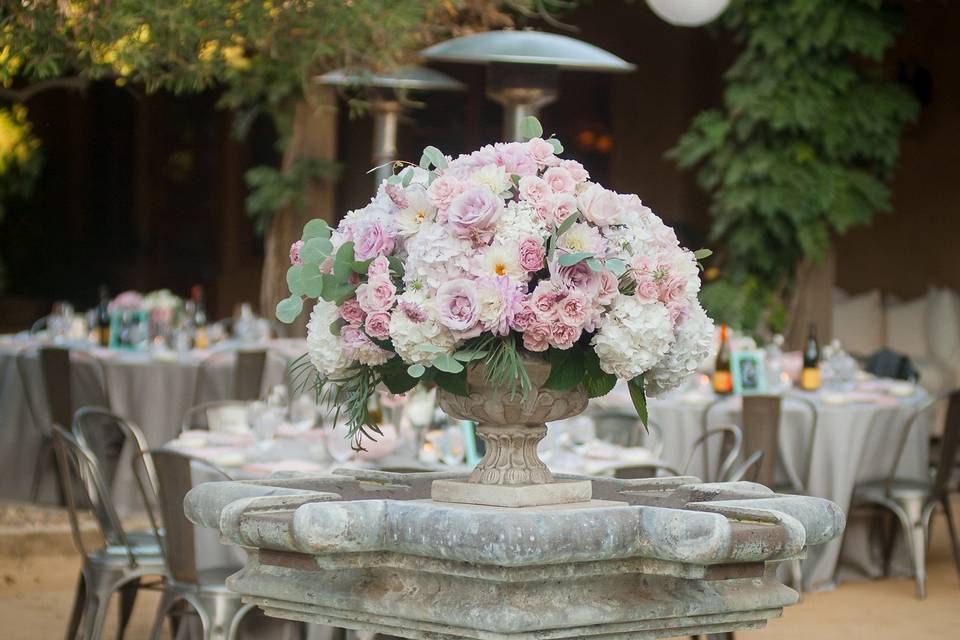 Wedding fountain and floral ce