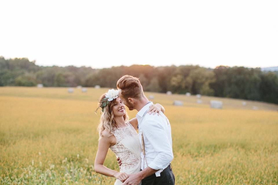 Couple shoot in the field