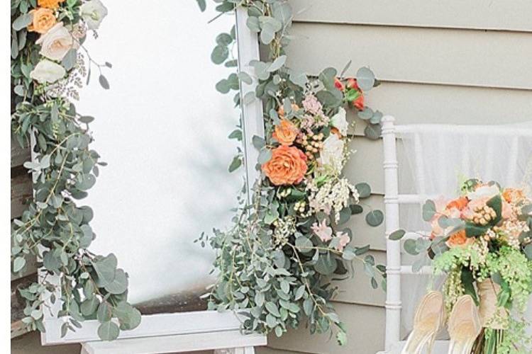 Mirror with flower decors