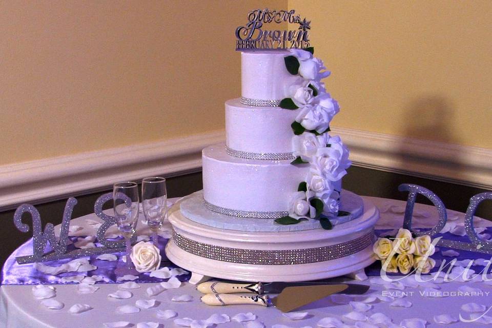 Beautiful wedding cake by Cake Designers.