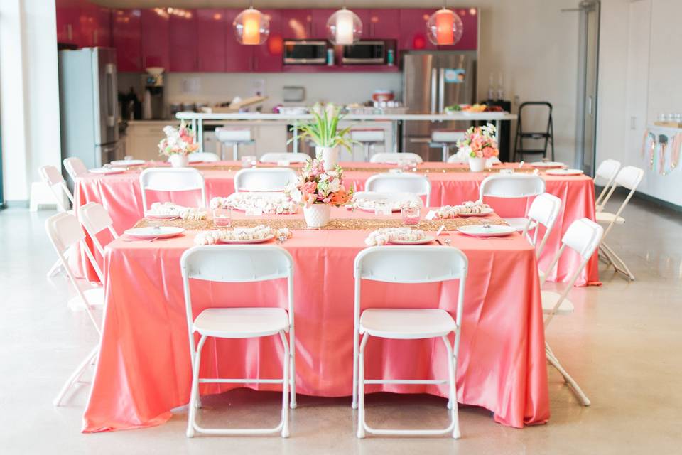 Coral and Gold Hawaiian themed baby shower.
Photographer: Christa Taylor Photography