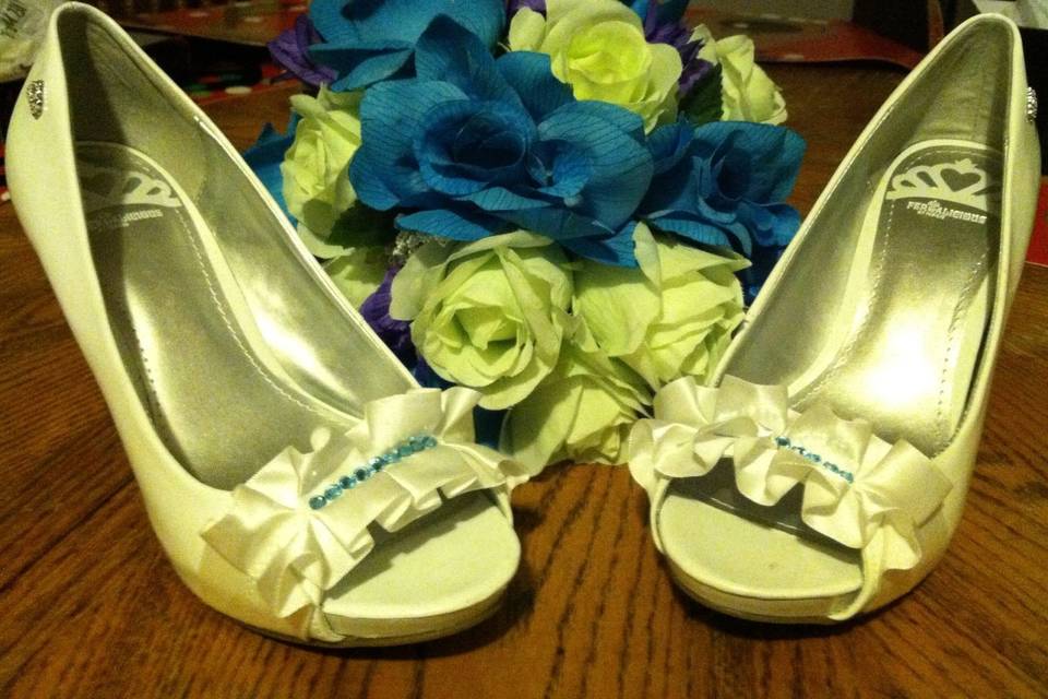 Love the touch of blue on the brides shoes