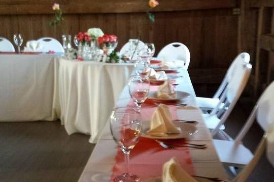 Love the L shaped bridal table. Its a great use of space!