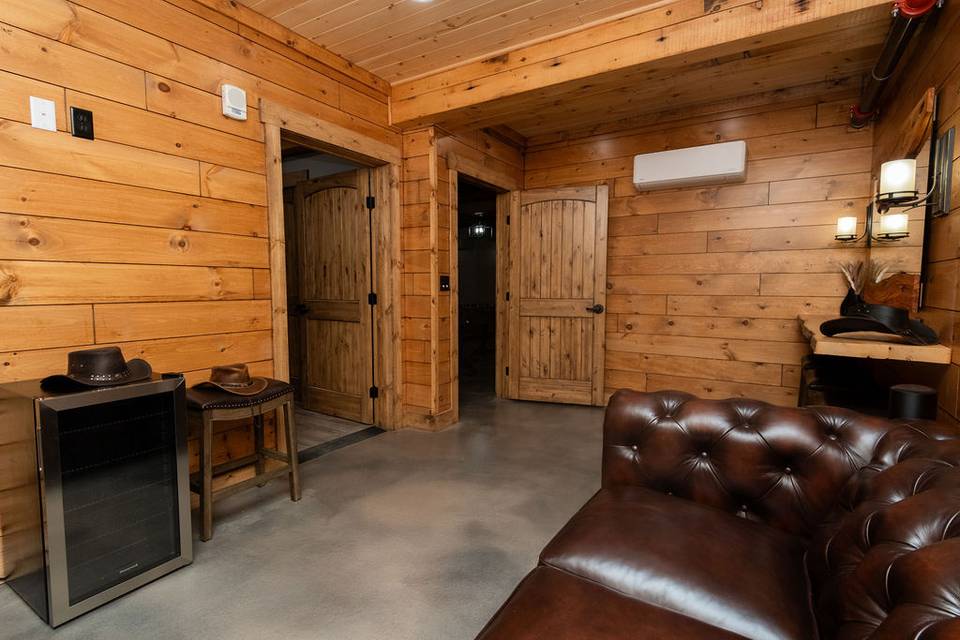 Grooms Den