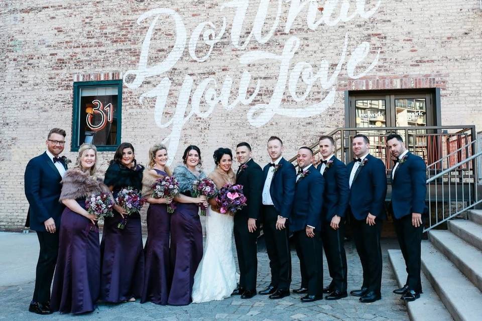 Newlyweds with the bridesmaids and groomsmen