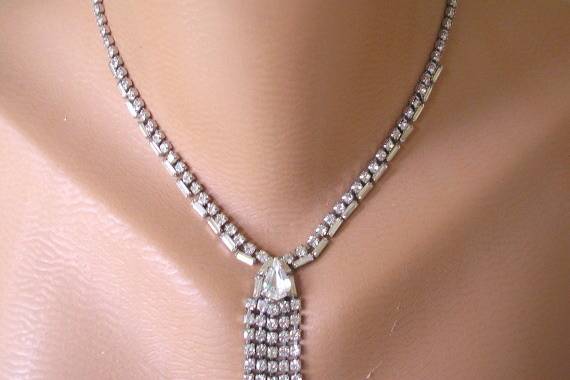 Eye-catching vintage Art Deco style sparkly rhinestone bridal necklace by Crystalpearl on Etsy.  Perfect for your Great Gatsby themed wedding.