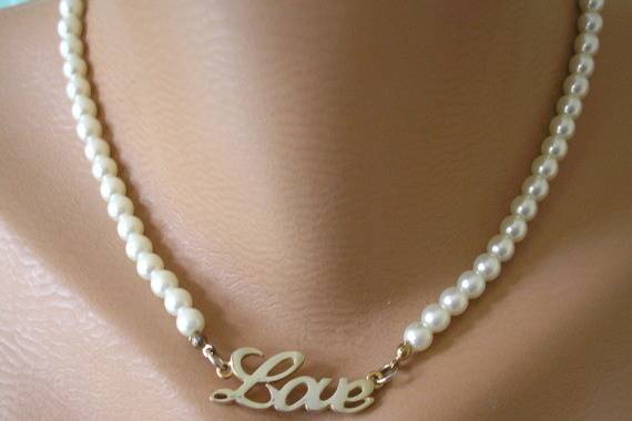 Beautiful little vintage single strand pearl bridal choker with gold tone 