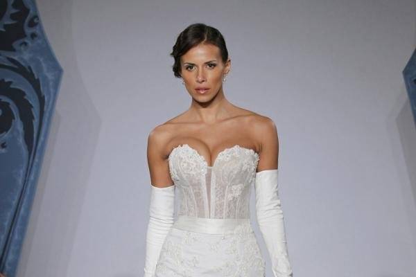 Mark Zunino MZBS1202
Chantilly lace ruched bustier w/ beaded lace decollete, bustle skirt of beaded lace over silk faille