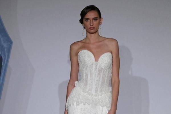 Mark Zunino MZBS1232
Chantilly lace corset with satin covered bones, soft peplum and pearl hand beaded applique over matching long center back gathered skirt