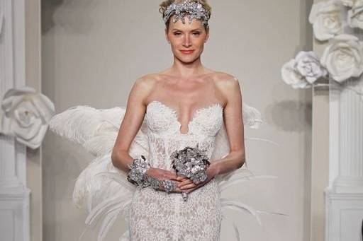 PNINA TORNAI
Sweetheart Sheath Gown in French Lace