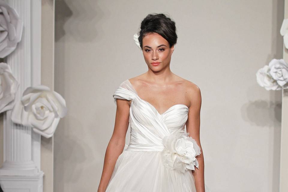 Sweetheart A-Line Gown in Satin
This a-line gown features a sweetheart neckline with a natural waist in satin and organza. It has a sweep train. This gown is Exclusive to Kleinfeld Bridal.
Style Number:32614265