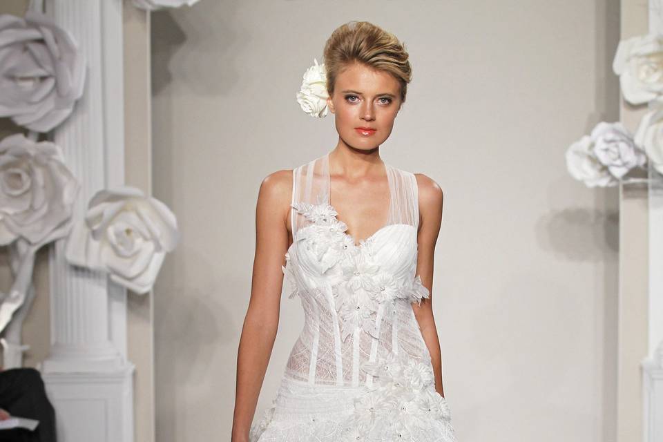 Sweetheart A-Line Gown in Chantilly Lace
This a-line gown features a sweetheart neckline with a dropped waist in chantilly lace and silk. It has a chapel train. This gown is Exclusive to Kleinfeld Bridal.
Style Number:32614331