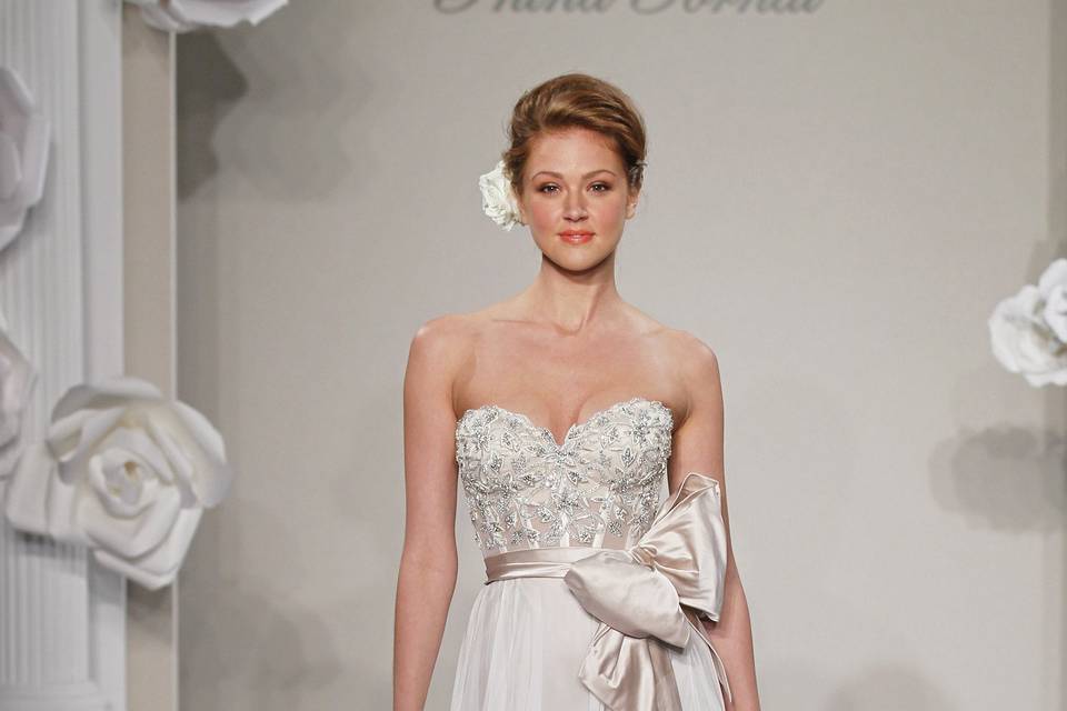 Sweetheart A-Line Gown in Silk Chiffon
This a-line gown features a sweetheart neckline with a natural waist in silk chiffon and beaded embroidery. It has a chapel train. This gown is Exclusive to Kleinfeld Bridal.
Style Number:32614364