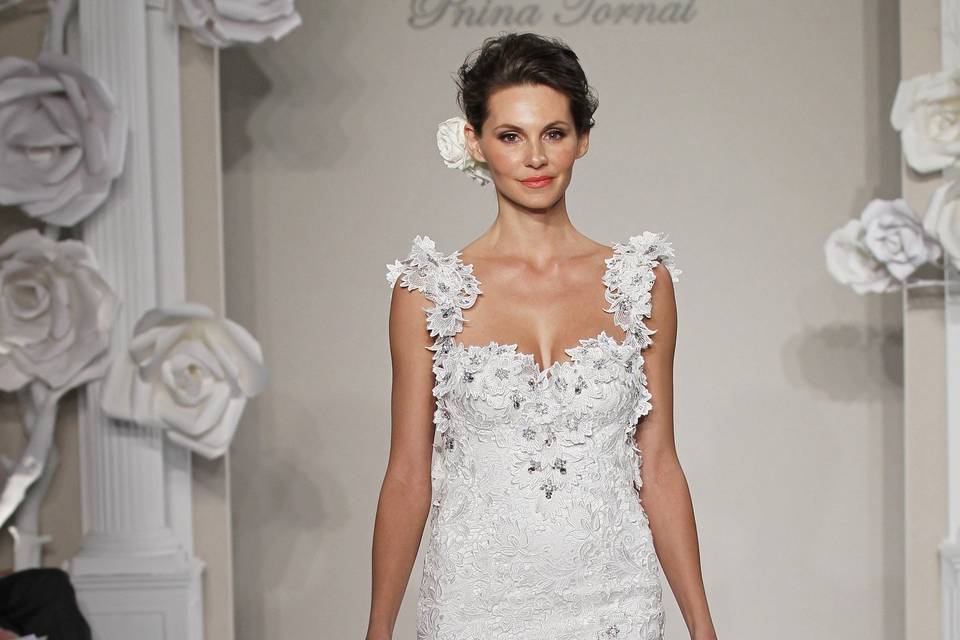 Sweetheart Mermaid Gown in French Lace
This mermaid gown features a sweetheart neckline with a natural waist in french lace and beaded lace. It has a chapel train and a tank top. This gown is Exclusive to Kleinfeld Bridal.
Style Number:32637522
