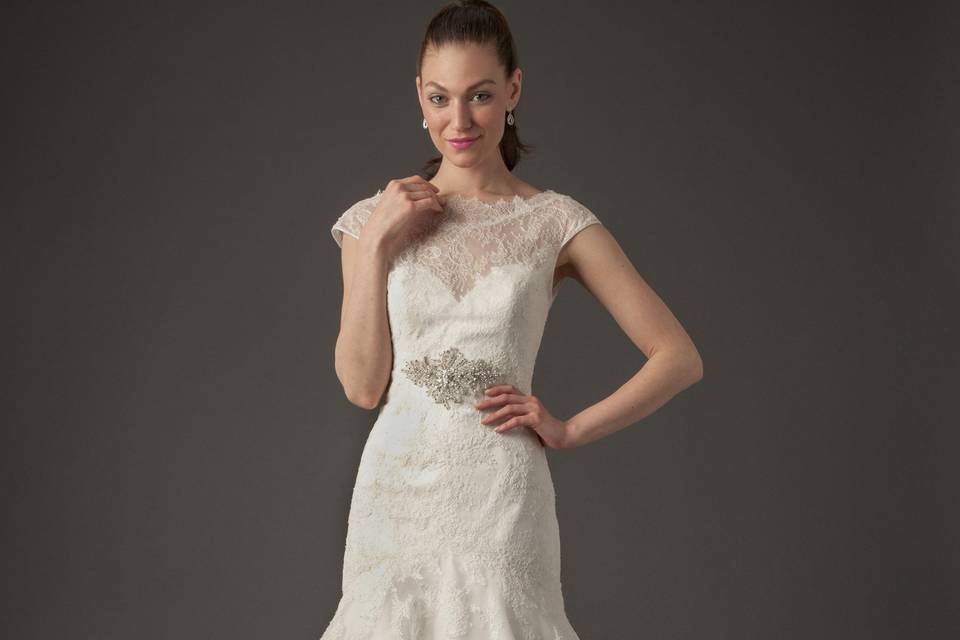 High Neck Mermaid Gown in Lace
This mermaid gown features an high neck neckline with a dropped waist in lace. It has a chapel train and cap sleeves. This gown is Exclusive to Kleinfeld Bridal.
Style Number: 113041