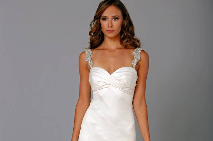 Sweetheart A-Line Gown in Satin
This a-line gown features a sweetheart neckline with in satin and beaded embroidery. It has a chapel train and a tank top. This gown is Exclusive to Kleinfeld Bridal.
Style Number:32679847